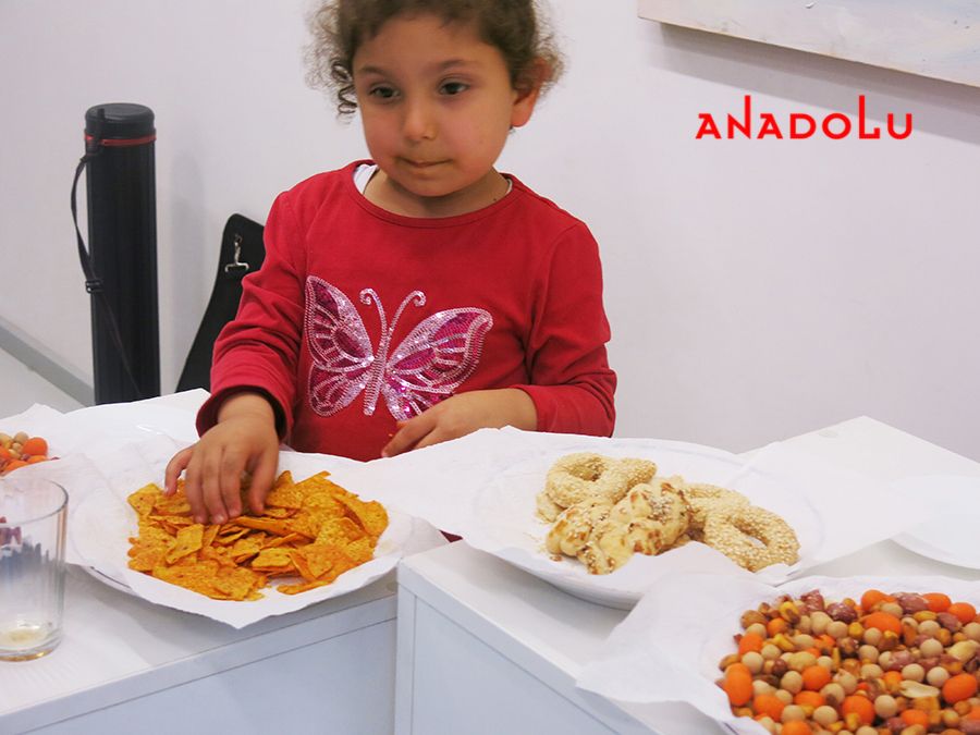 Resim Sergisinde Kokteyl Dalanlar