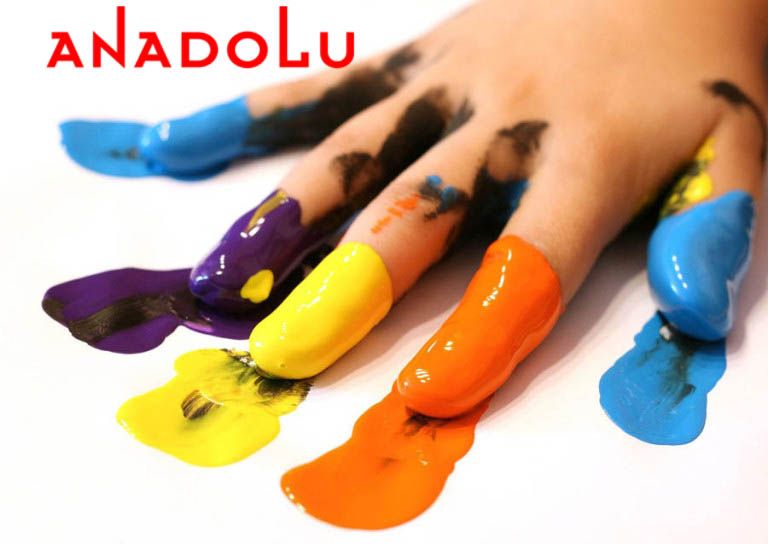 Elleri Boyanmış Çocuk Eli