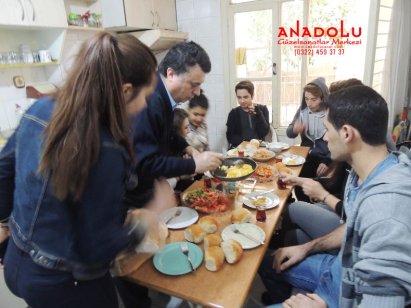 Anadolu Güzel Sanatlarda Kahvaltı Yaparken