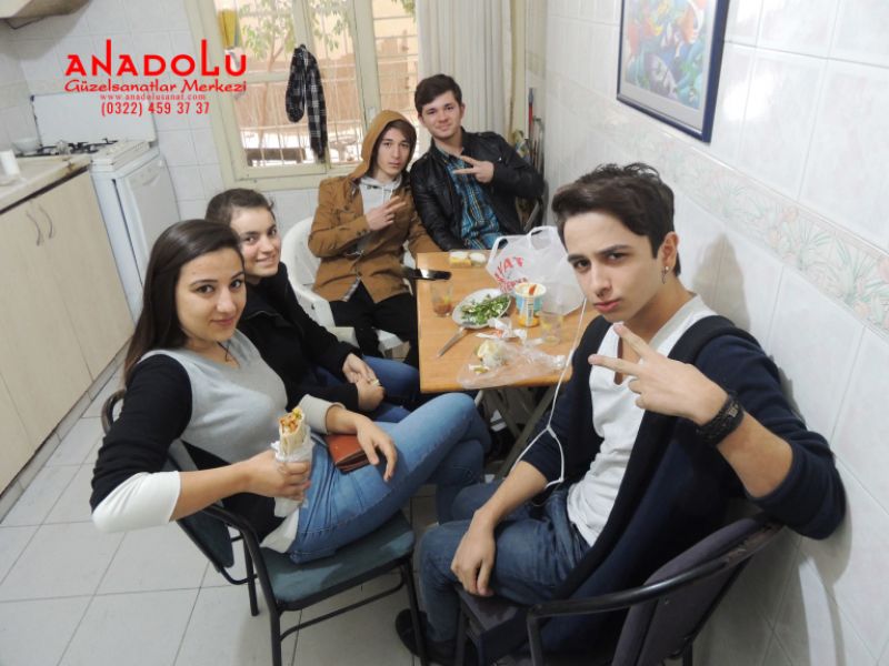 Güzel Sanatlar Öğrencisi Kantinde Oturuyorlar