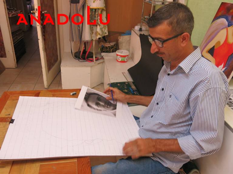 Karakalem Porte Çizim Yapan Adam