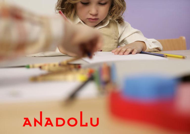 Çocuk resim yaparken